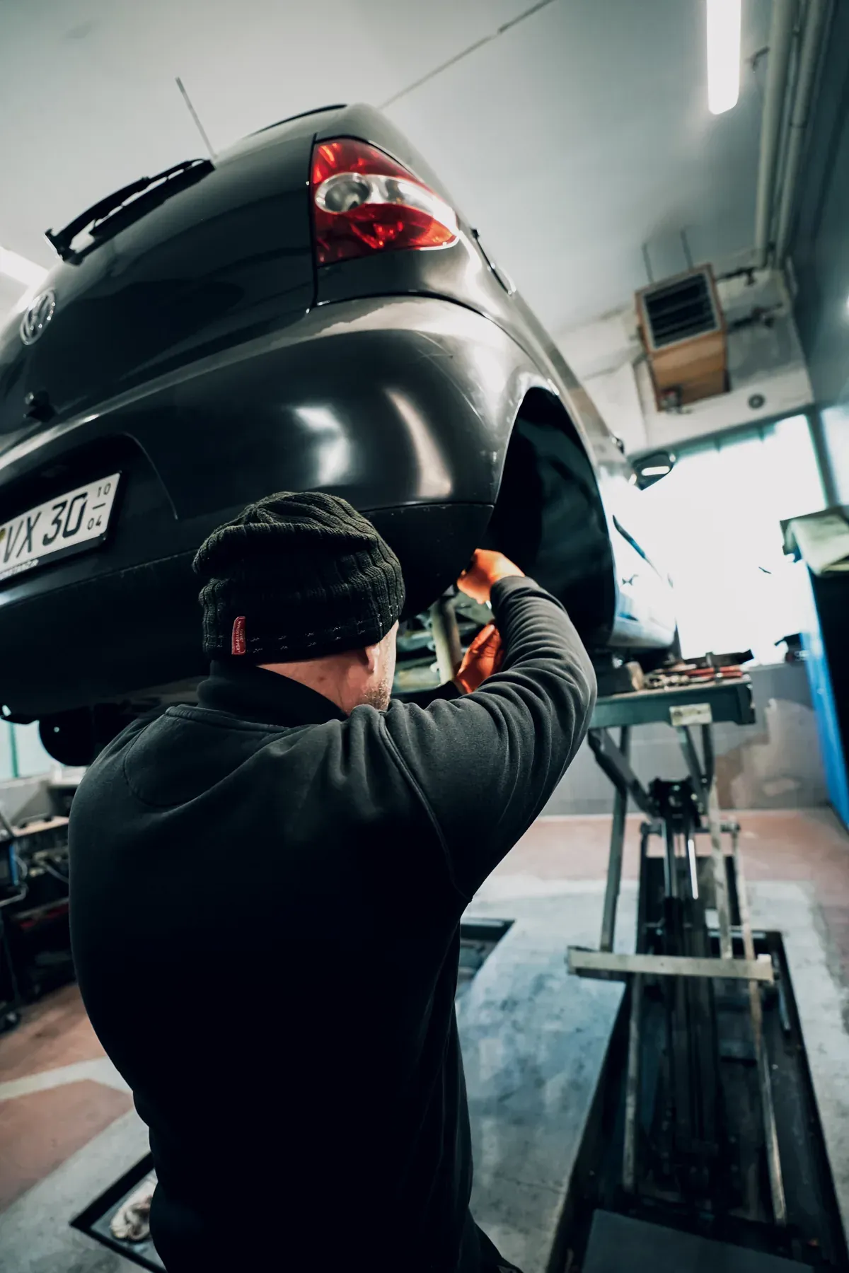 Mechaniker bei der Fahrzeugwartung