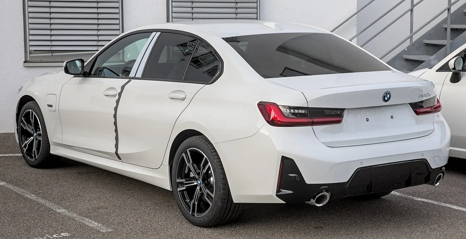 Weißer BMW 3er G20 von schräg hinten
