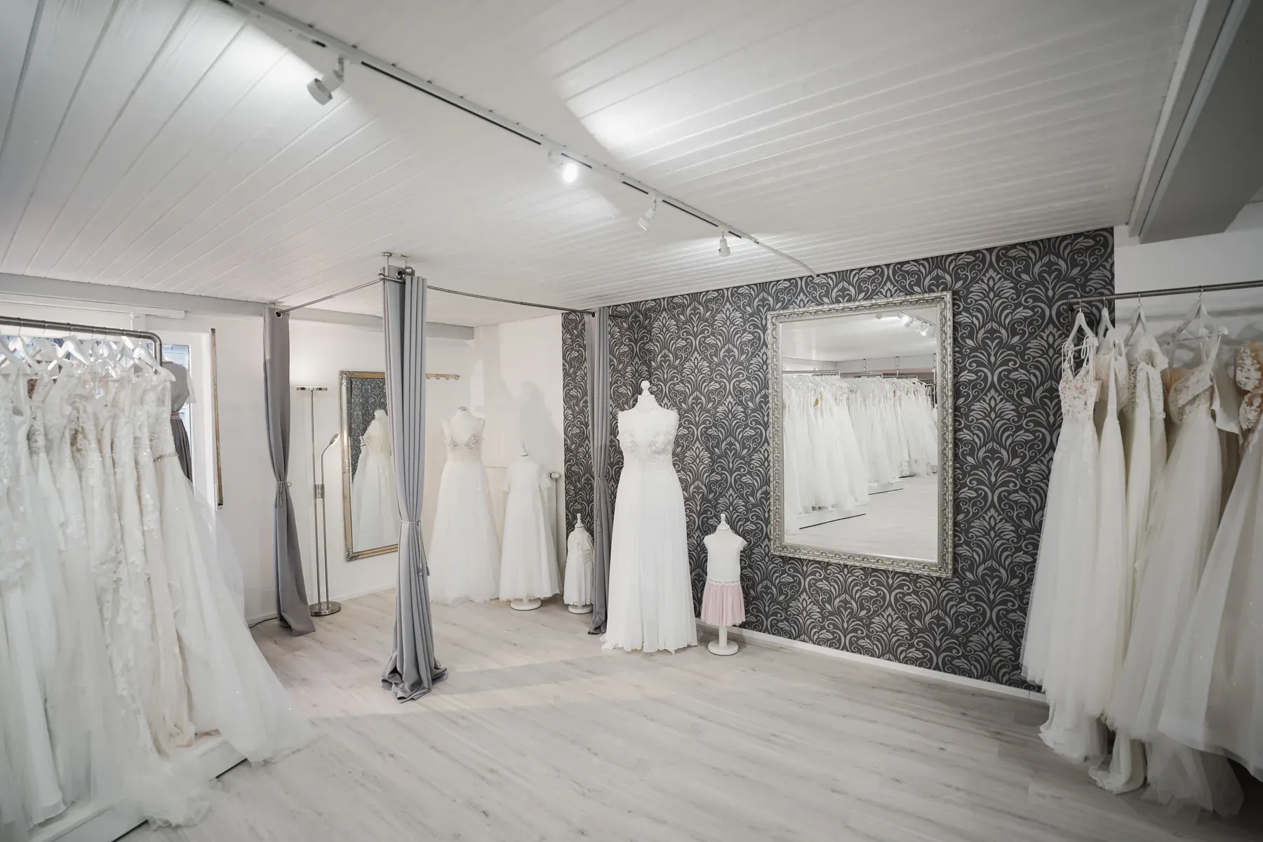 Brautmode in einem Showroom