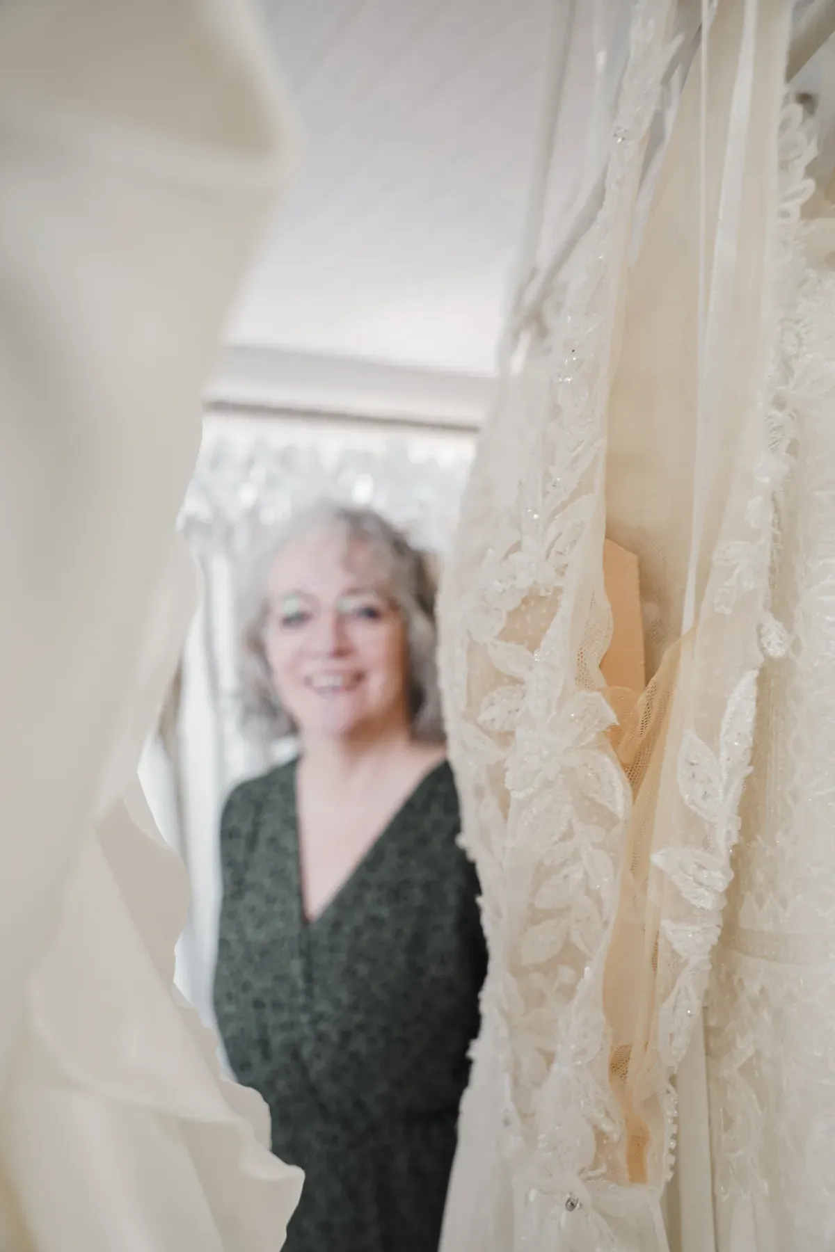 Portrait zwischen Brautkleidern