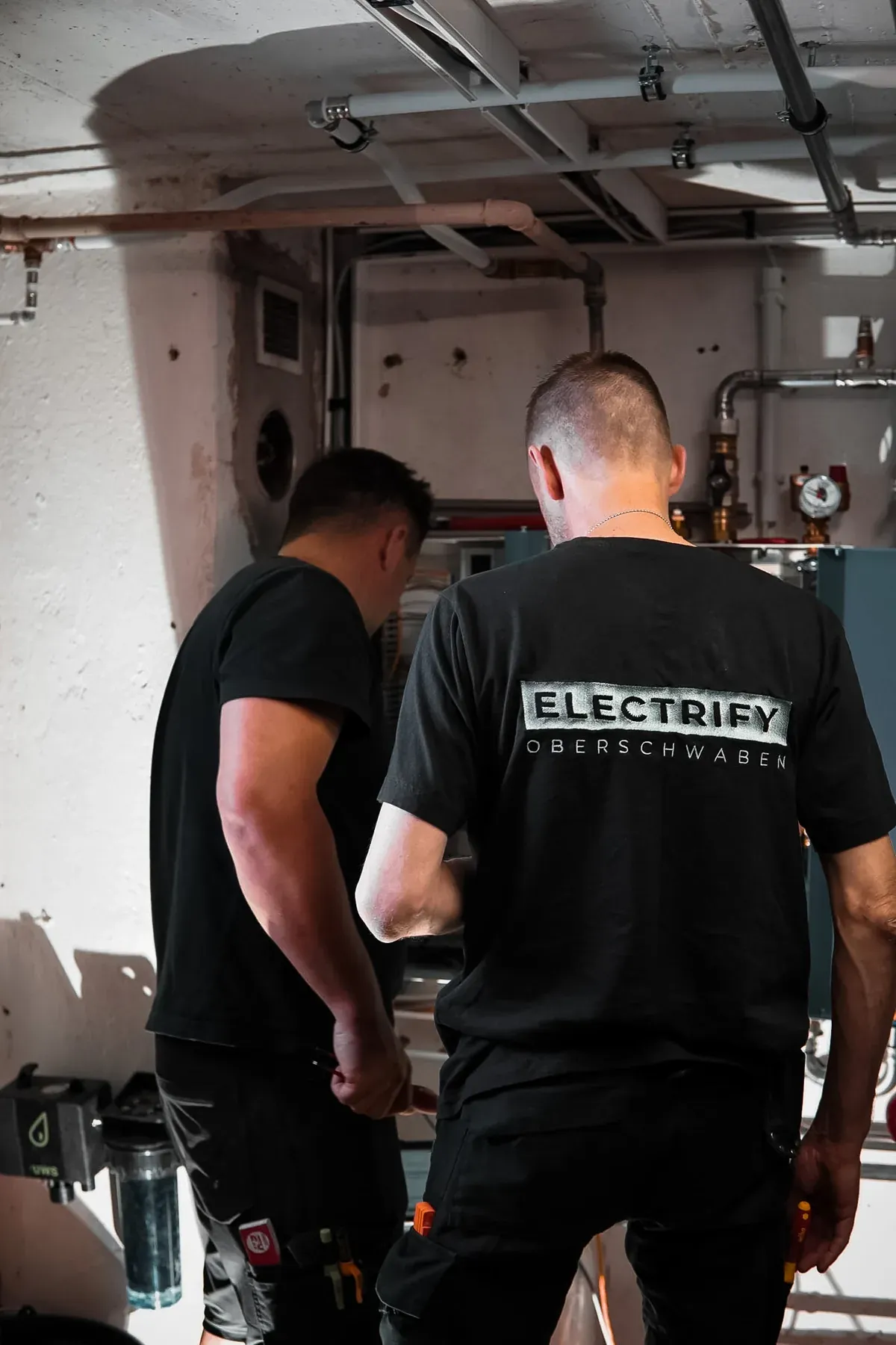 Handwerker im Servicefahrzeug