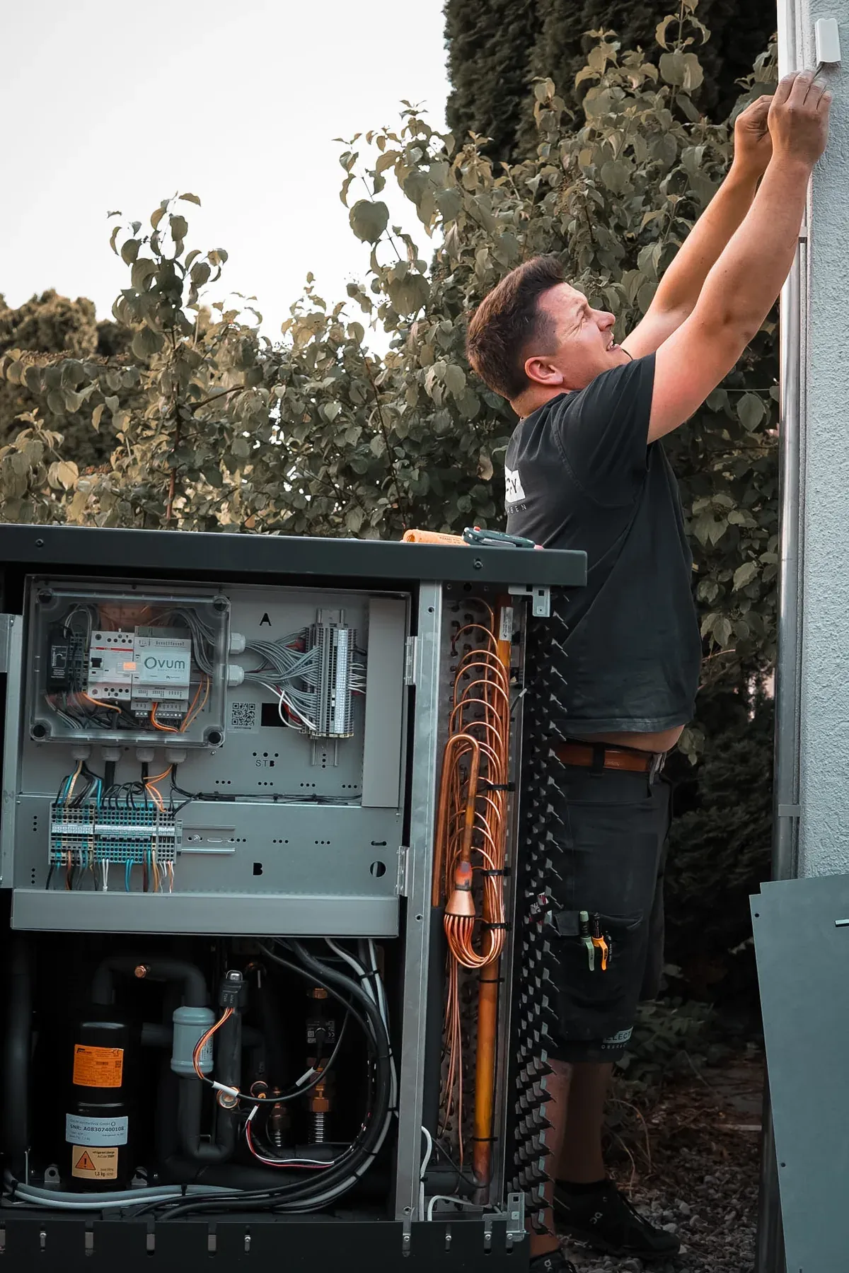 Techniker an einer Anlage im Freien