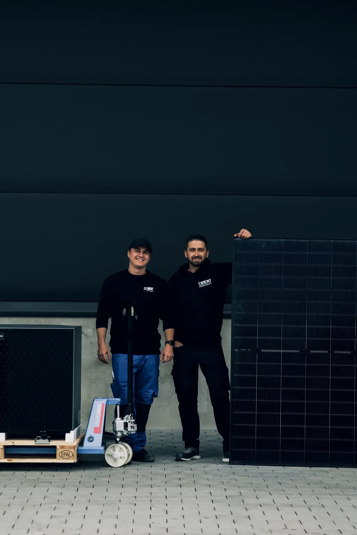 Handwerksteam vor dem Betrieb