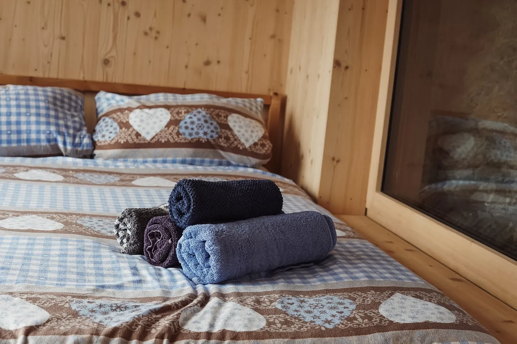 Schlafzimmer mit Holzgestaltung