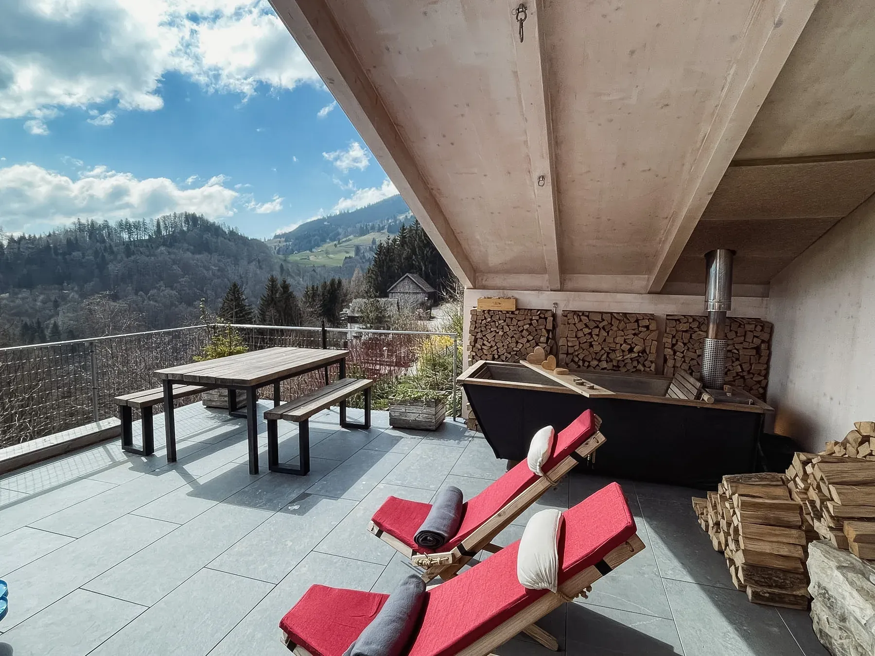 Terrasse mit Sitzgelegenheiten