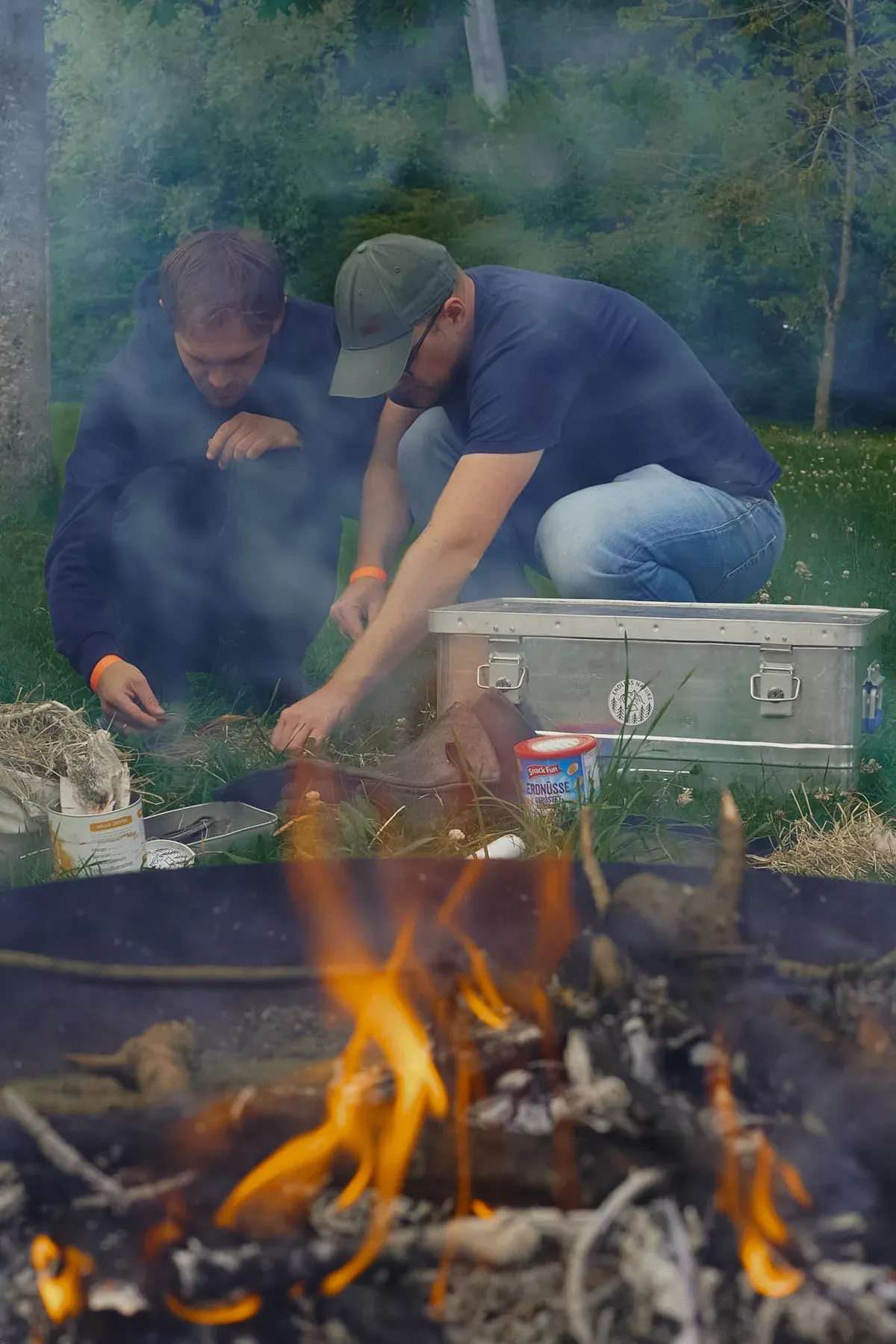 Menschen am Lagerfeuer