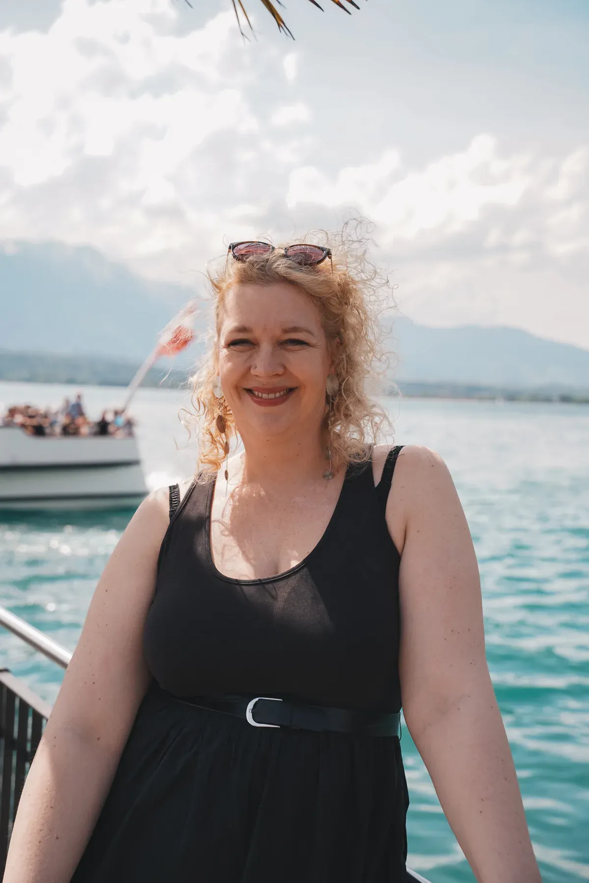 Portrait einer Frau am See