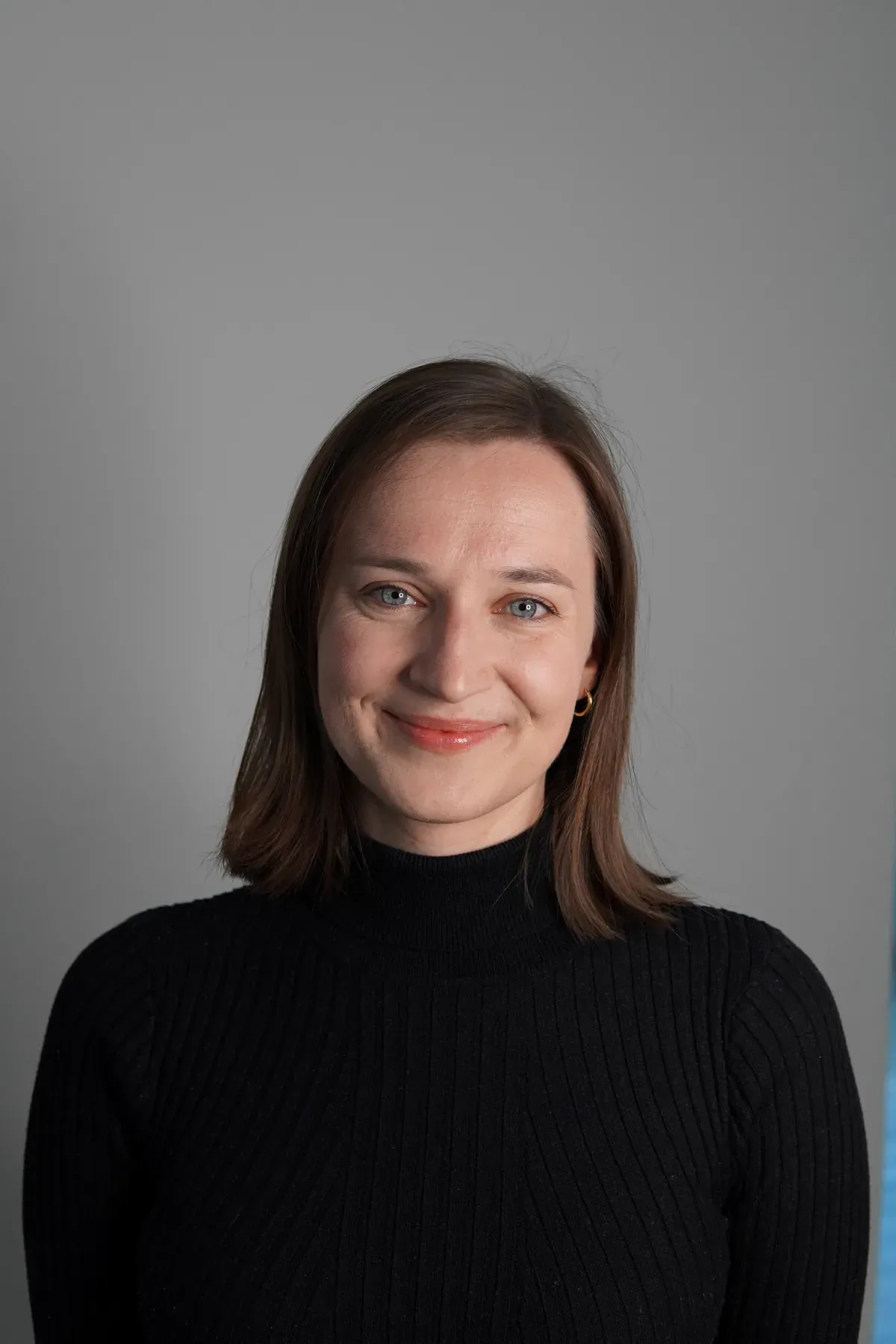 Portrait vor neutralem Hintergrund