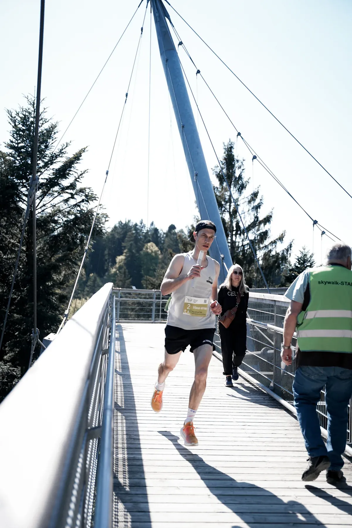 Läufer auf einer Brücke