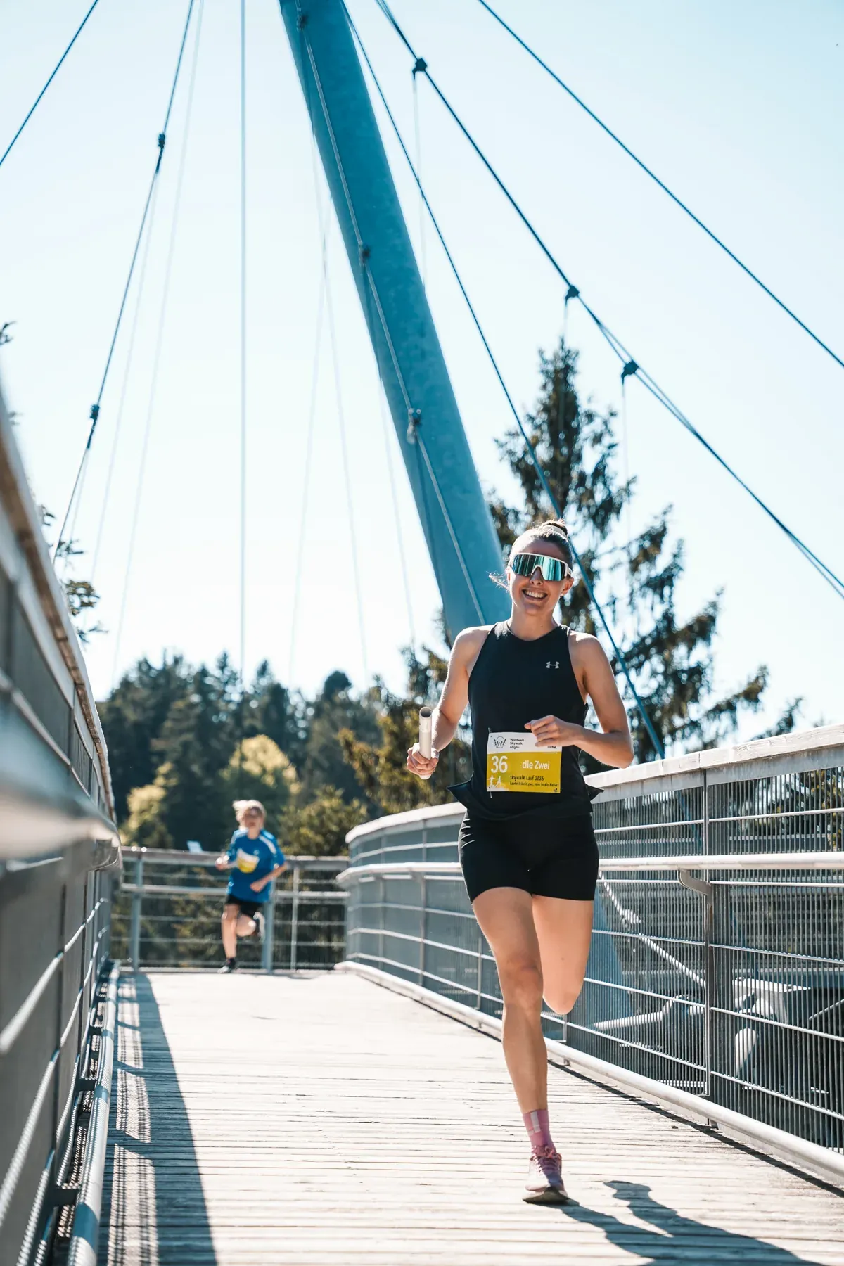 Sportlerin beim Lauf über eine Brücke