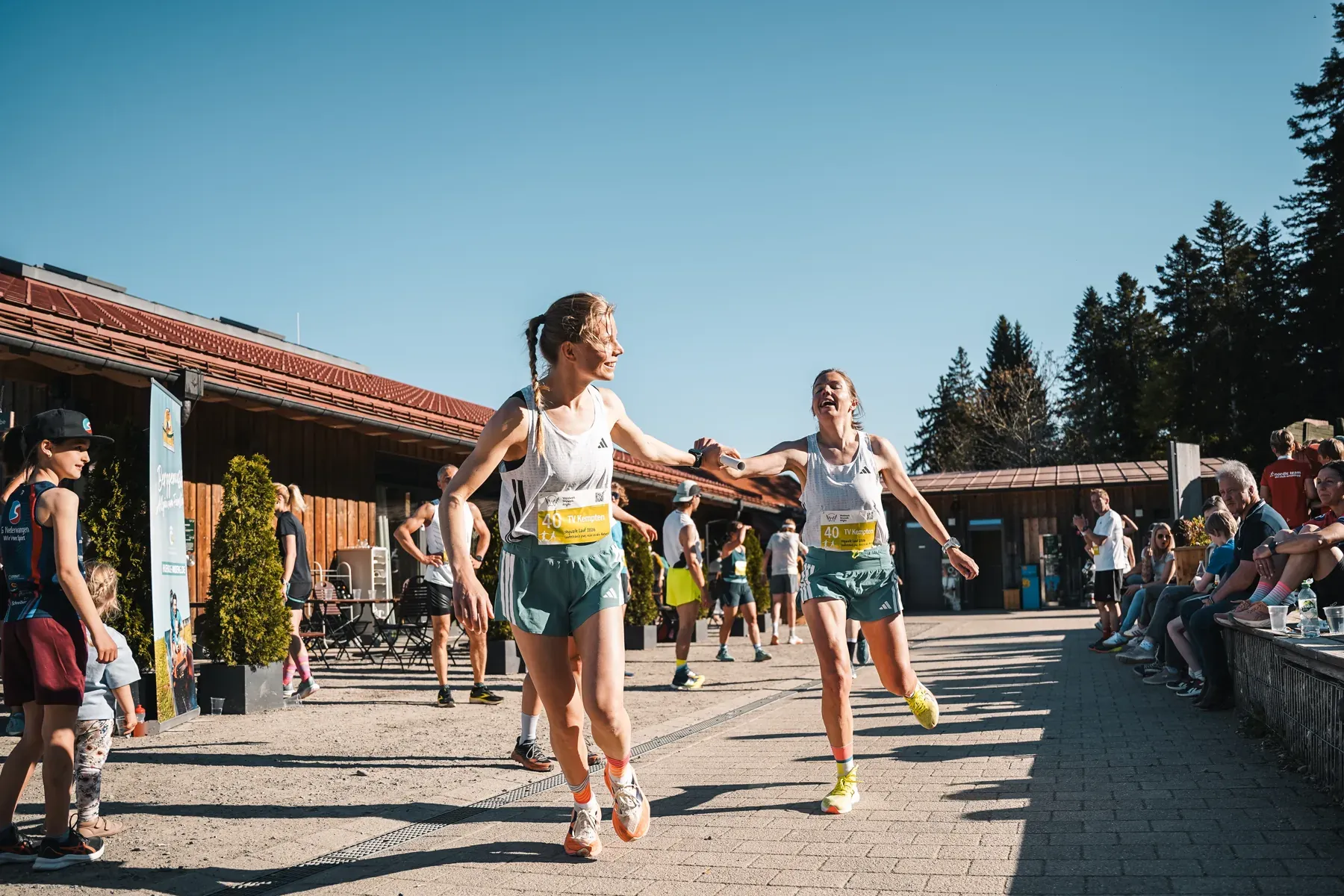 Läuferinnen auf einer sonnigen Strecke