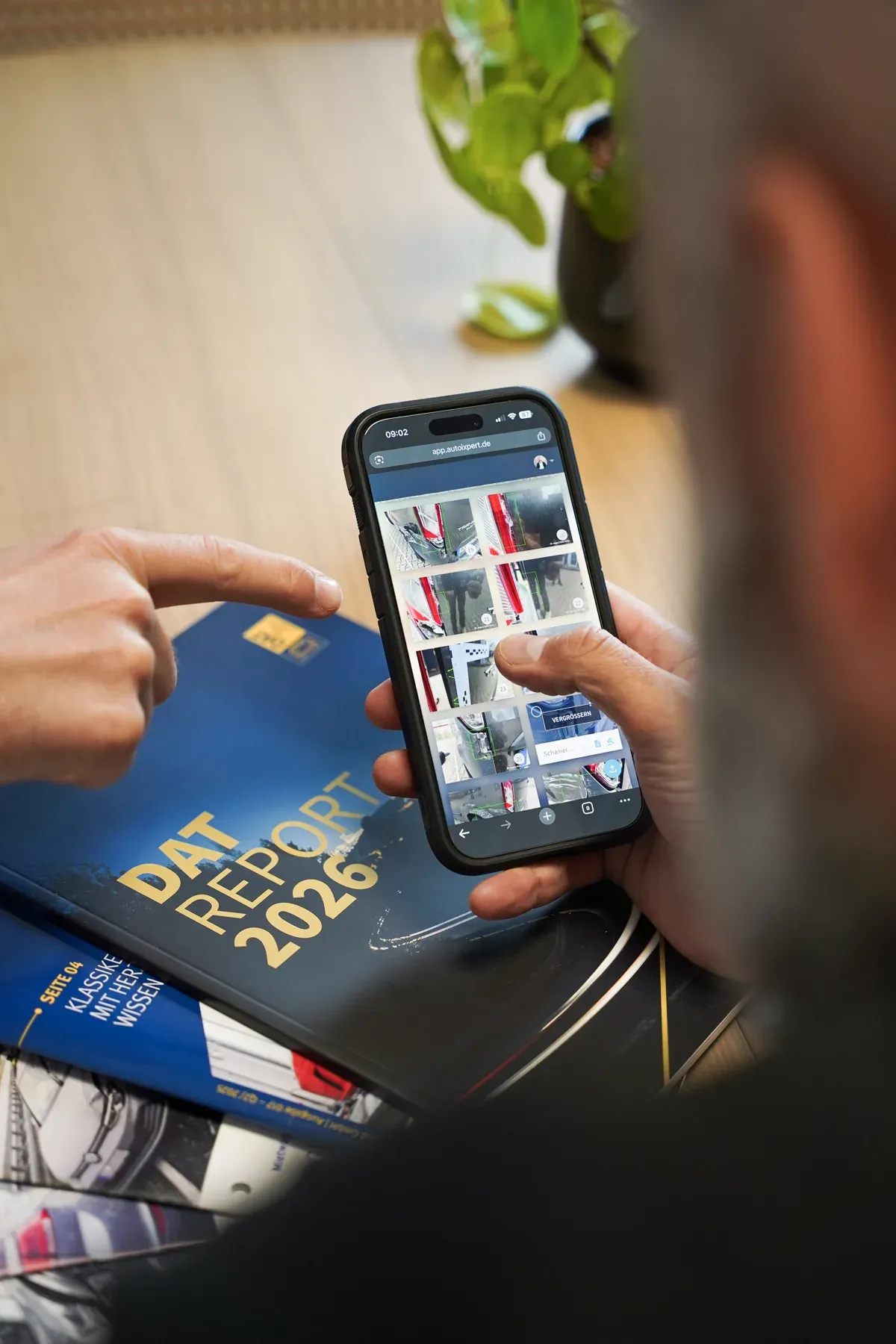 Mitarbeiter mit Smartphone bei der Arbeit