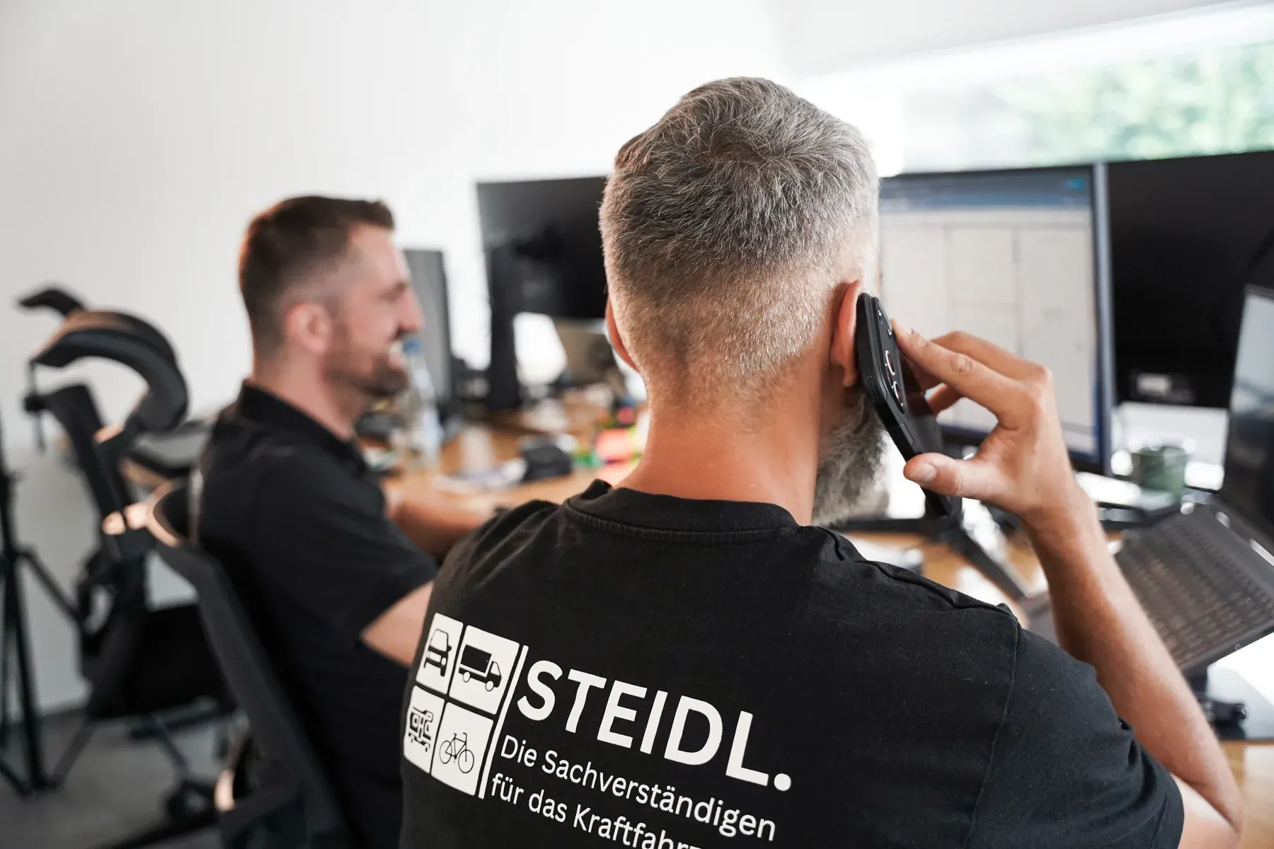 Team bei der Arbeit im Büro